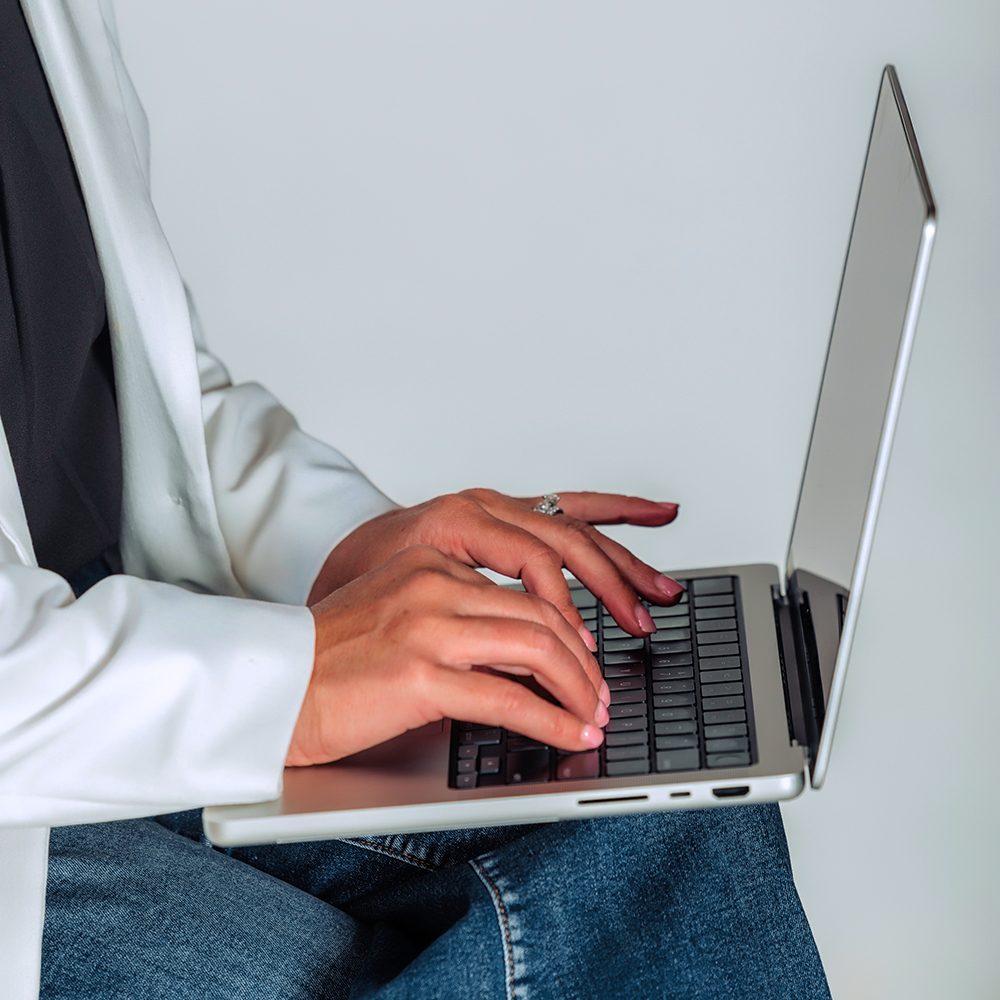 Julie photo typing-c_1000_s Real-time transcription for speech therapy